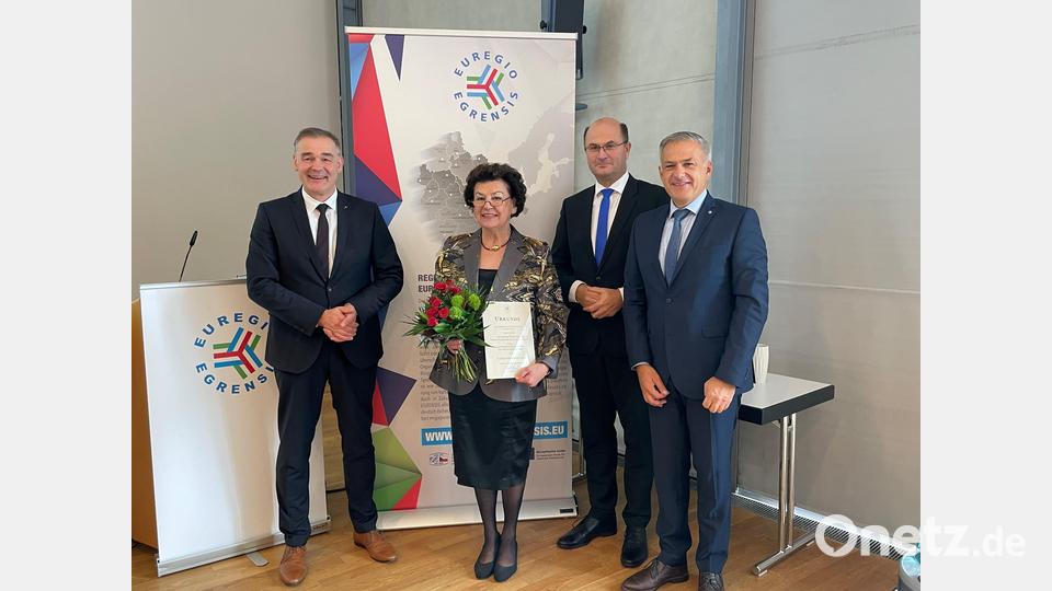 Birgit Seelbinder wird feierlich zur Ehrenpräsidentin ernannt. (Von links nach rechts: Peter Berek, Birgit Seelbinder, Albert Füracker und Roland Grillmeier) Bild: pkle