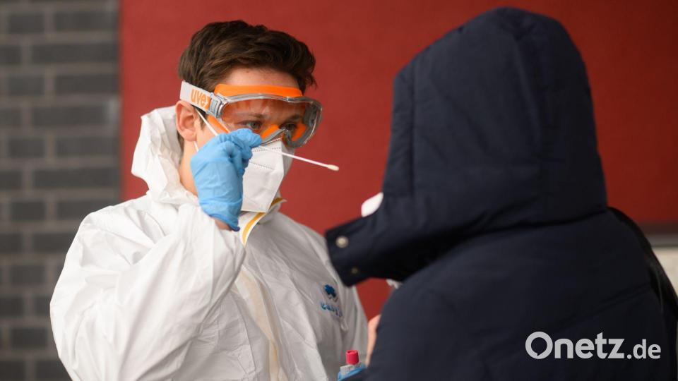 Der Wochenrückblick zeigt: Die meisten neuen Corona-Infektionen gab es in Tirschenreuth und Mitterteich. Symbolbild: Julian Stratenschulte/dpa