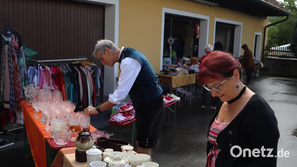&quot;Irgendwas findet man dann doch, was man dann brauchen kann!&quot; - Flohmarktbesucher am Stöbern. Bild: wrm