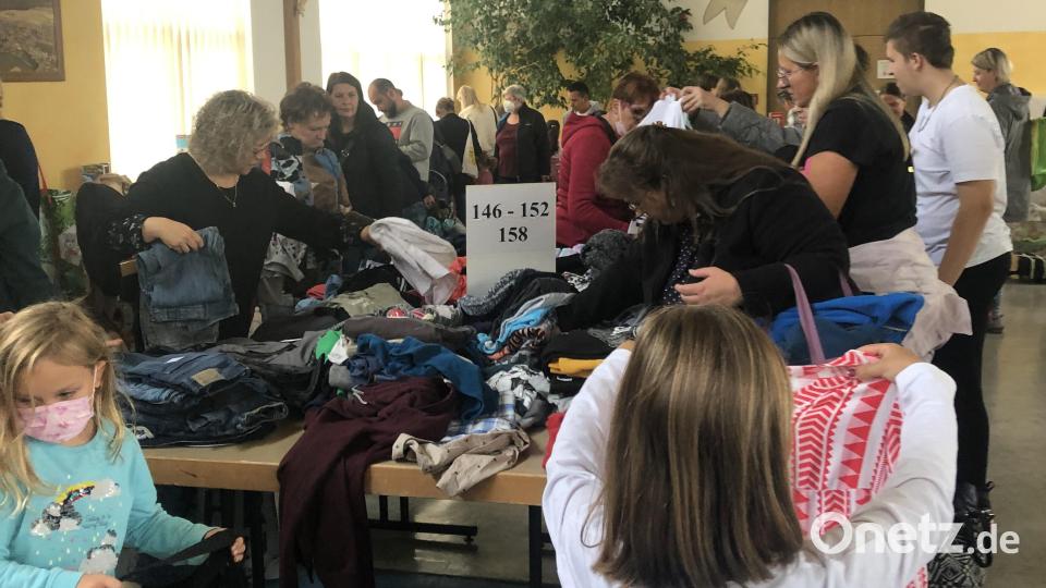 Auch die Kinder prüften selbst kritisch ob ihnen ein Kleidungsstück gefiel oder passte. Bild: sei