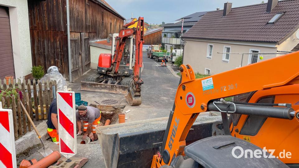 Unter anderem zusätzliche Wasserabläufe installierten die Mitarbeiter des Bauhofes in Reuth bei Kastl. Bild: Gemeinde Kastl/exb