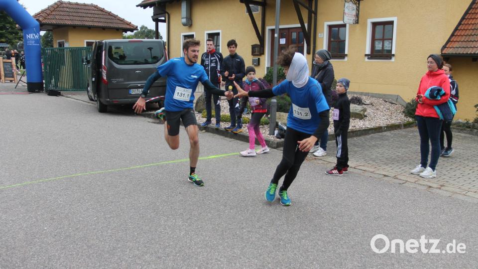 Die Stabübergabe geht problemlos über die Bühne. Bild: pi