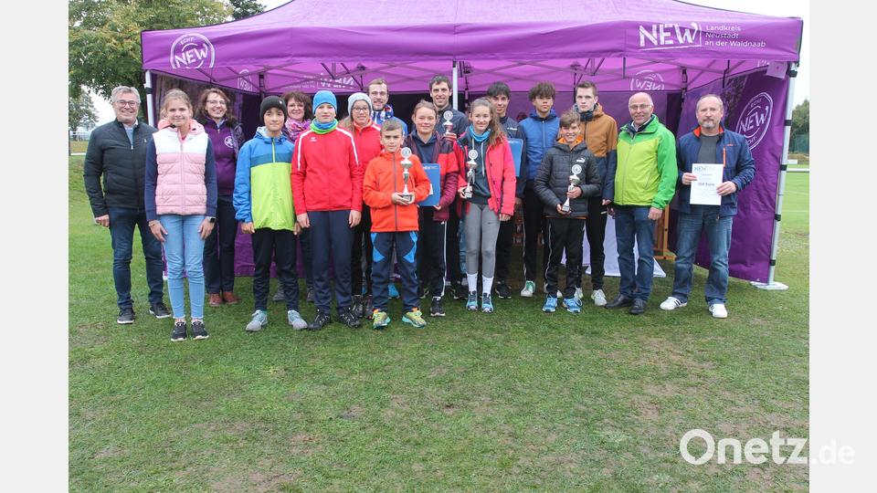 Die Siegerteams freuen sich mit stellvertretendem Landrat Albert Nickl (Zweiter von rechts) und Bürgermeister Reiner Gäbl. Bild: pi