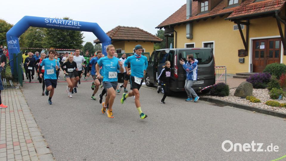 Kurz nach 11 Uhr machen sich die ersten Läufer auf die Strecke. Bild: pi