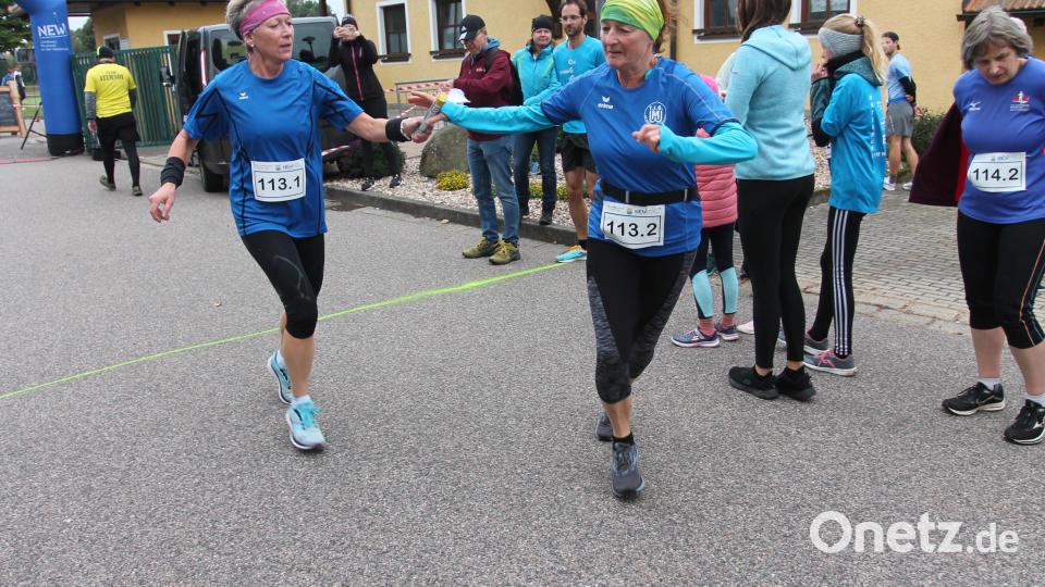 Die Stabübergabe geht problemlos über die Bühne. Bild: pi