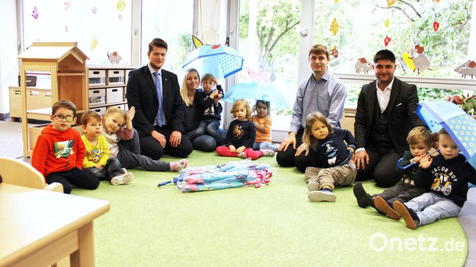 Geschäftsstellenleiter Alexander Goblirsch (links) überbrachte mit seinen Bankmitarbeitern der Mondgruppe 20 Regenschirme. Bild: njn