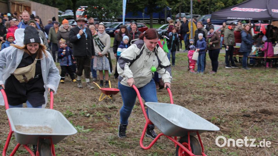 Tempo und Ausdauer waren nötig beim Schubkarrenrennen am Nachmittag auf dem Gelände. Den Wettbewerb moderierte Bürgermeister Klaus Meyer, im Hintergrund mit Kartoffelkönigin Michelle. Bild: kro