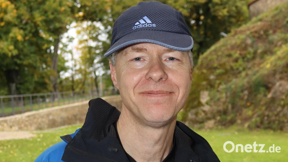 Als erster Marschierer steht nach 17 Stunden und 49 Minuten der Hamburger Andreas Sietz im Ziel. Bild: mfh
