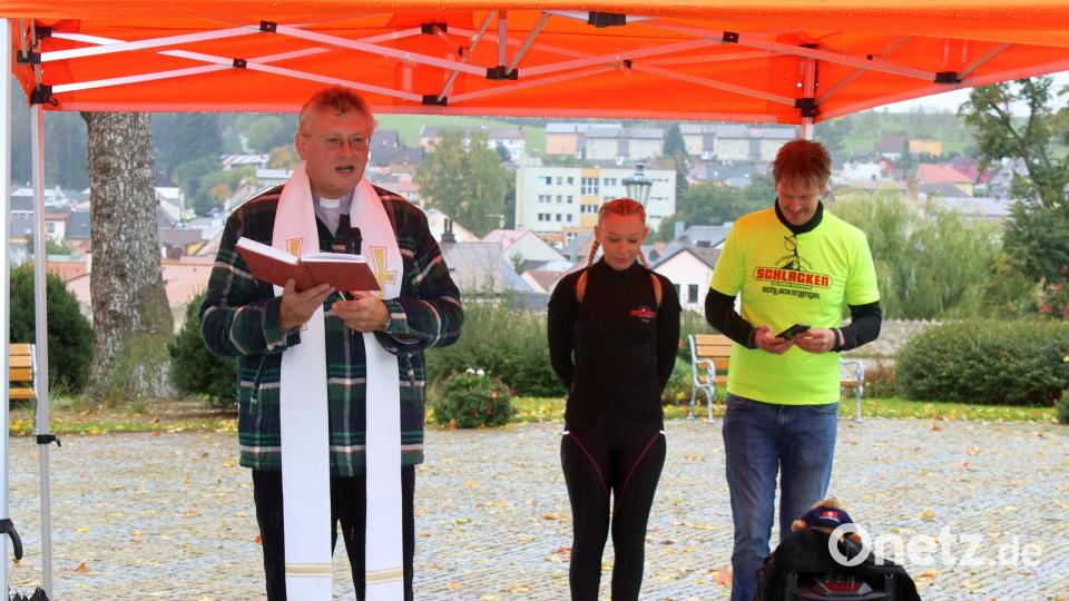 Der Pfarrer von Tachov spendet den Reisesegen. Bild: mfh