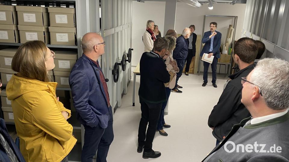 Die moderne Ausstattung gewährt nicht nur viel Platz, sondern entspricht auch den Vorgaben für eine klimatische, sichere und bestandserhaltende Aufbewahrung der ebenso umfangreichen wie historisch wertvollen Bestände, wie Archivar Gottfried Kemmether (Mitte, hinten) seinen Zuhörern erklärte. Bild: aub