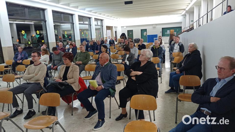 Gespannt verfolgten die Besucher die Ausführungen von Bürgermeisterin Margit Bayer. Bild: fpoz
