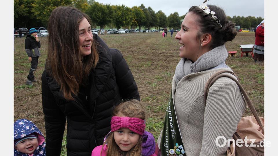 Die ehemalige bayerische Milchkönigin Julia Thoma aus Triebendorf und die amtierende bayerische Kartoffelkönigin Michelle (rechts) trafen sich beim Kartoffelfest in Bad Neualbenreuth. Bild: kro