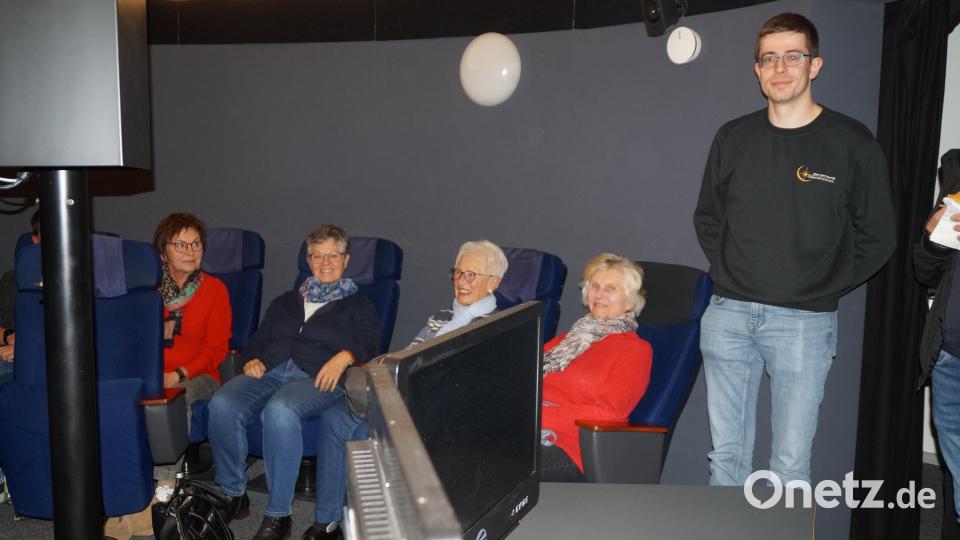 Thomas Zimmermann, der Vorsitzende der Sternenfreunde, gab im Planetarium anschauliche Einblicke auf den Mond. Bild: wel