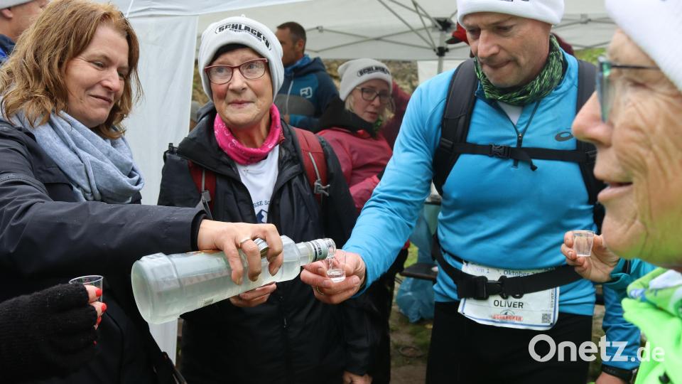 Zu einem Begrüßungsschnaps am Ziel sagt kaum jemand Nein. Margit Waldmann (Mitte) hat am Samstag vor dem Start zuerst Zeitungen ausgetragen. Bild: mfh