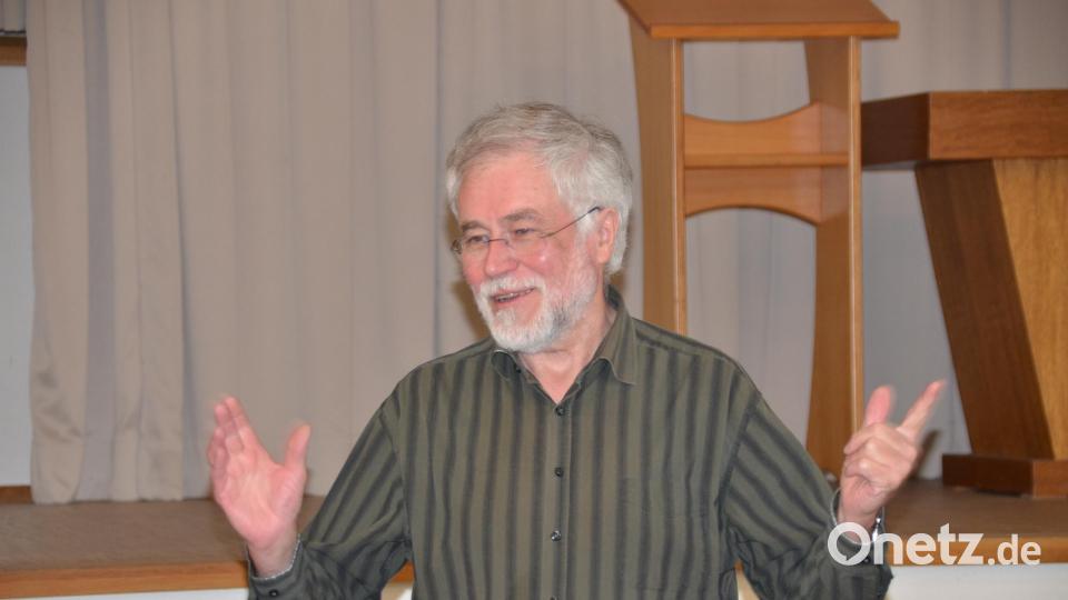 Pfarrer Edmund Prechtl übertrug die Zehn Gebote auf die heutige Zeit. Bild: ak