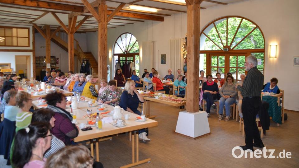 Pfarrer Edmund Prechtl (rechts) war der Referent im Martinssaal beim Frauenfrühstück. Bild: ak