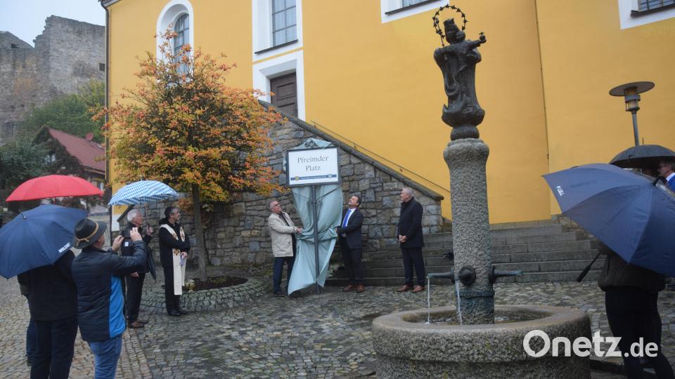 Der Kirchplatz wird zum Pfreimder Platz. Die Bürgerm,eister Richard Tischler und Anton Kappl enthüllen die Gedenktafel. Bild: fz