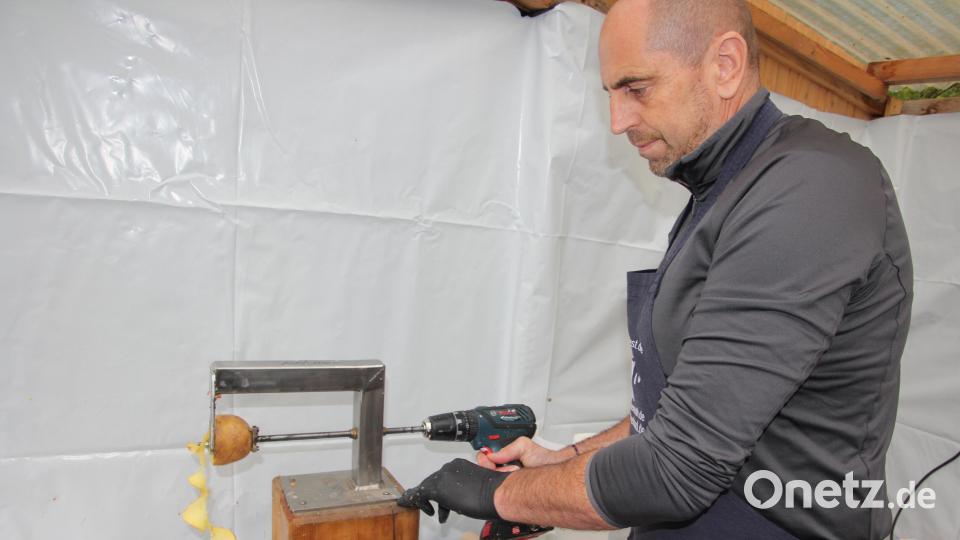 Die Kartoffelspiralen-Fertigung mit einer besonderen Vorrichtung. Bild: kro