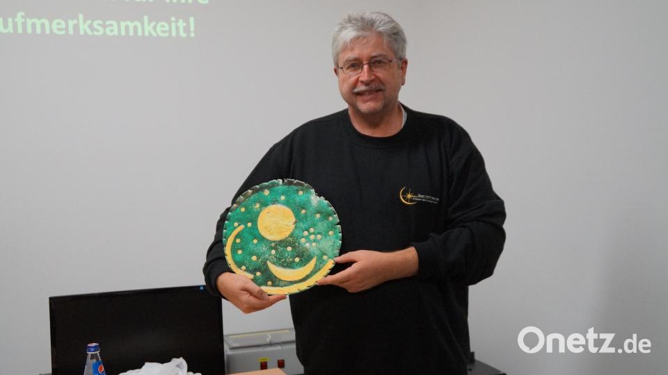 Hans Kramer blickte in seinem Vortrag auf den Mond, der die Menschen schon immer begleitet und der bereits sehr früh mit Teleskopen beobachtet wurde. Bild: wel
