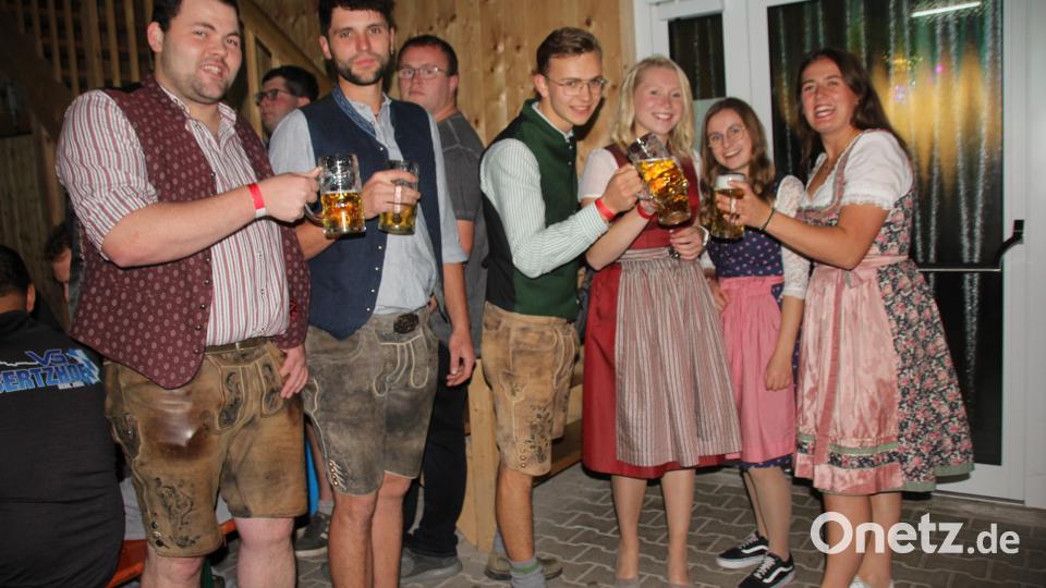 Ein Prost auf die Berzhofer Kirwa. Bild: frd