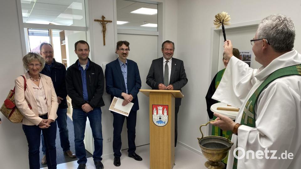 Pfarrer Hannes Lorenz (rechts) und Pfarrerin Barbara Hofmann (dahinter) erteilten ihren Segen für die neuen Archivräume und zugleich für die Menschen, die sich um die Geschichte Nabburg kümmern: Am Rednerpult Bürgermeister Frank Zeitler, rechts daneben Archivleiter Gotthard Kemmether sowie die beiden Bürgermeisterstellvertreter Johann Kleber und Irene Ehemann. Im Hintergrund Stadtrat Josef Weber. Bild: aub