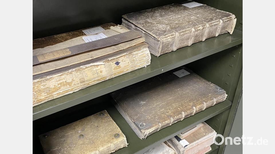 Einige der sehr alten, wertvollen Bücher aus dem Bestand des Archivs. Bild: aub