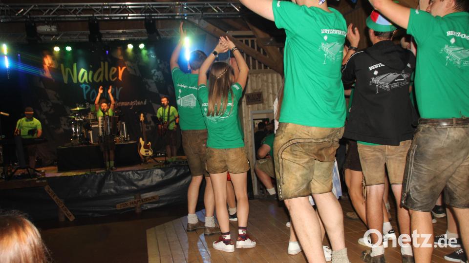 Beste Stimmung auf dem Kirwa-Tanztisch und im Stodl. Bild: frd