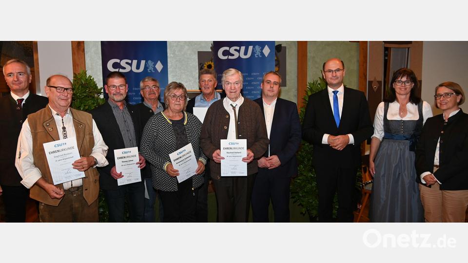 Jubilare des CSU-Ortsverbands Auerbach und Ehrengäste: (von links) Landtagsabgeordneter Harald Schwartz, Siegfried Neukam, Thomas Lehner, Heribert Sier, Annemarie Schleicher, Lothar Schmiedl, Manfred Stefandl, Vorsitzender Bernhard Hinteregger, Finanzminister Albert Füracker, Kreisrätin Birgit Barth und Bundestagsabgeordnete Susanne Hierl. Bild: gf