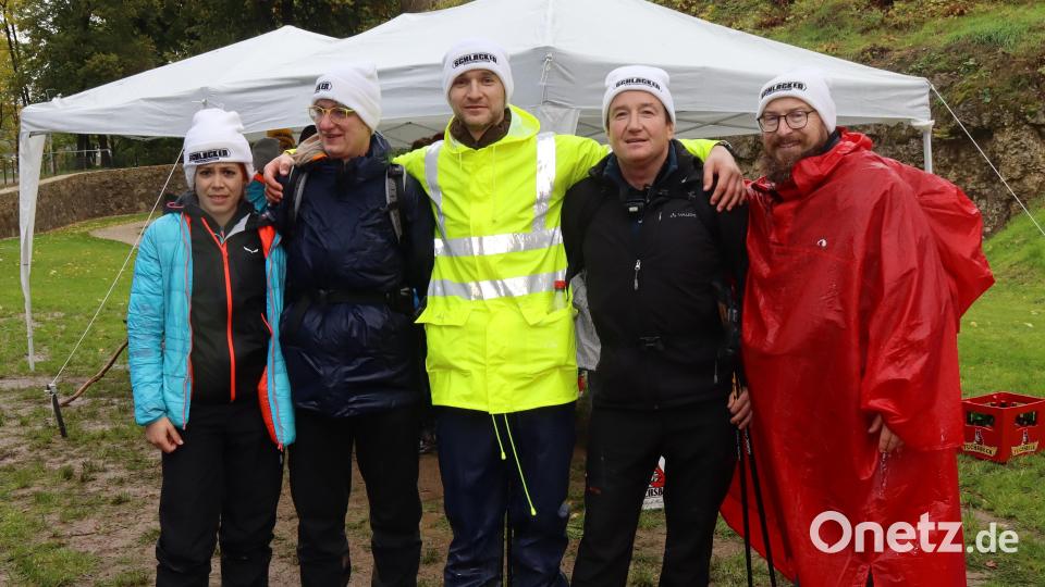 Nach 23 Stunden und 32 Minuten war alles vorbei. Kein Teilnehmer kam außerhalb des Zeitfensters von 24 Stunden an. Matthias Klapper (Mitte) erreicht das Ziel tatsächlich mit seinem bandagierten Schuh. Bild: mfh
