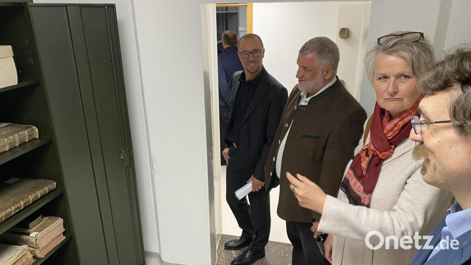 Zusammen mit Architekt Konrad Kraus, dem ehemaligen Bürgermeister Armin Schärtl und der Leiterin des Staatsarchivs Amberg, Dr. Maria Sagstetter, (von links) warf Archiv Gotthard Kemmether (vorne rechts) einen Blick in den Schrank mit besonders interessanten Stücken. Bild: aub