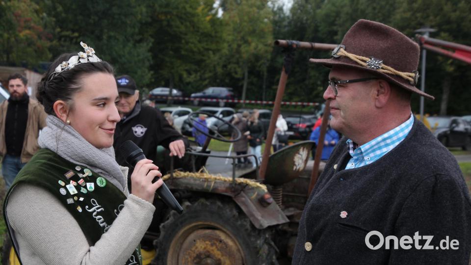 Die 44. Bayerische Kartoffelkönigin Michelle im Gespräch mit Bürgermeister Klaus Meyer. Bild: kro