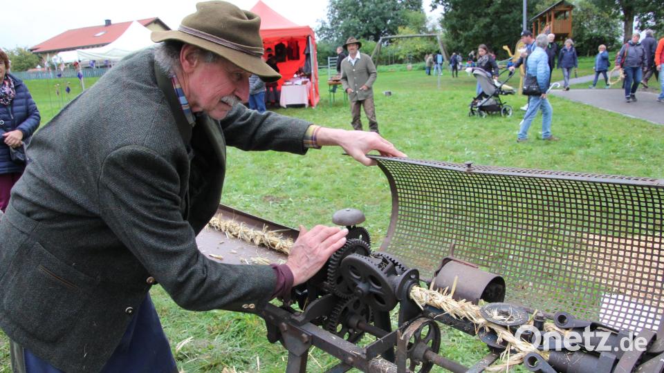 Ferdinand Köstler mit der Strohbandmaschine aus dem Jahre 1923, immer noch voll funktionsfähig. Bild: kro