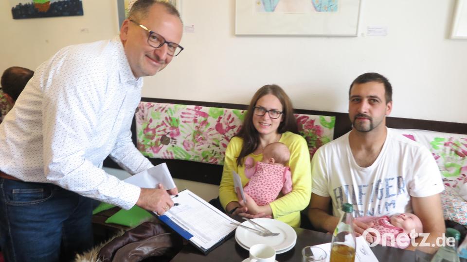 Dankbar nahmen die Eltern das Begrüßungsgeld entgegen, das ihnen Martin Graser auszahlte. Bild: jzk