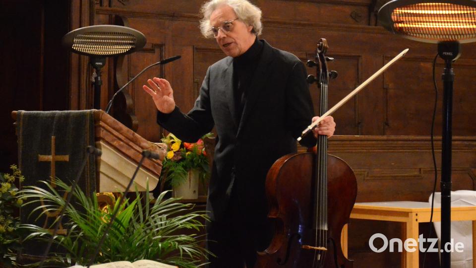 Julius Berger erklärt die Abfolge seines Konzertprogramms. Bild: Kunz