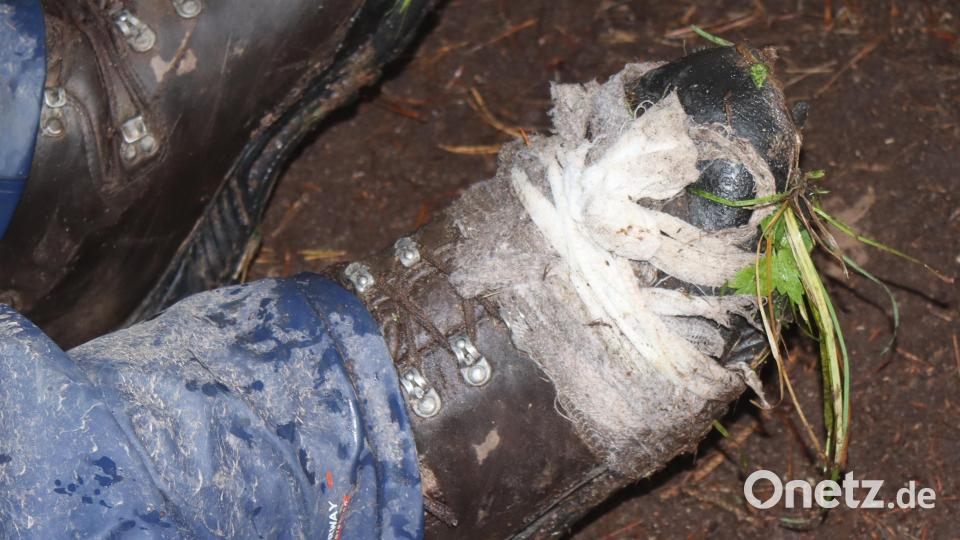 Mit diesem provisorisch bandagierten Schuh erreicht Matthias Klapper das Ziel. Bild: mfh