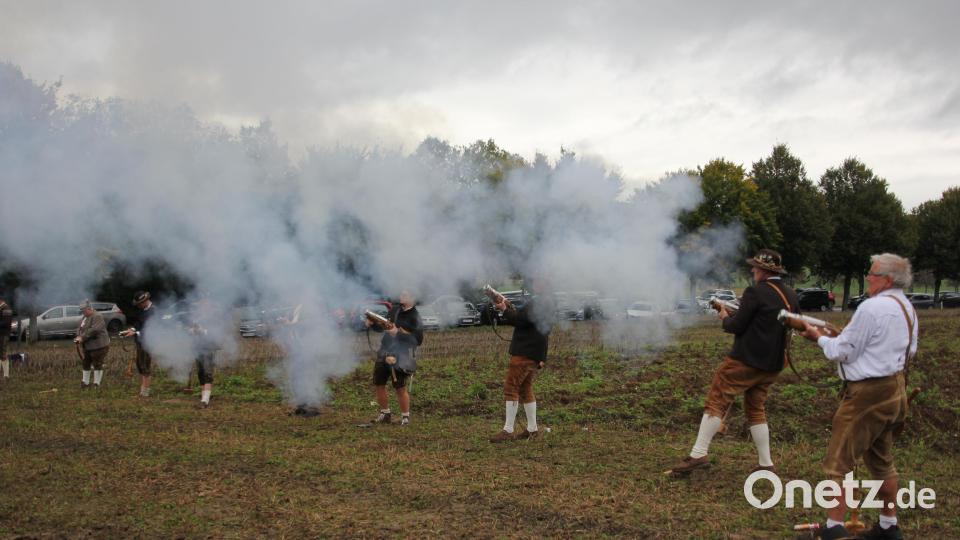 Mit einem imposanten Böllerschießen eröffneten die Böllerschützen aus Ottengrün das 19. Kartoffelfest. Bild: kro