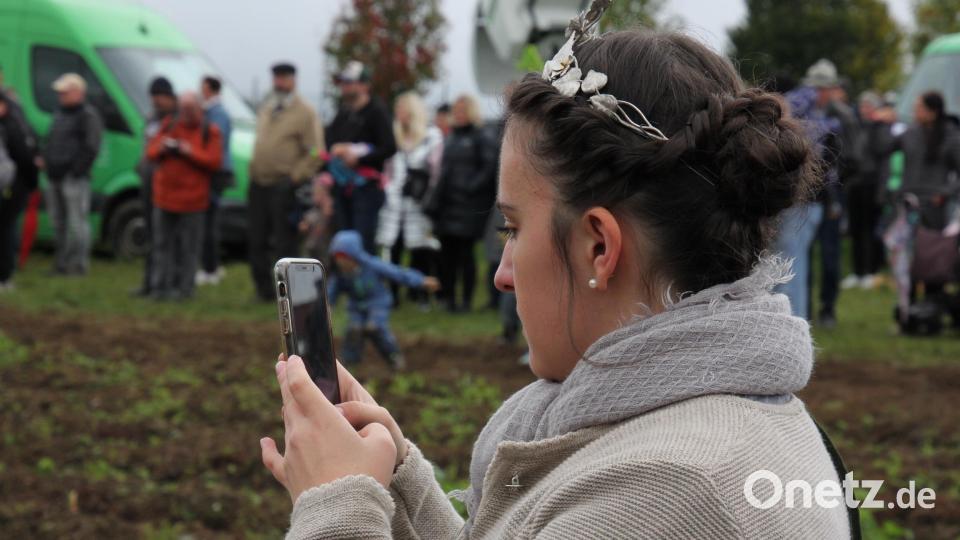 Kartoffelkönigin Michelle war schwer beeindruckt vom Spektakel in Bad Neualbenreuth und filmte das Geschehen mit ihrem Smartphone. Bild: kro