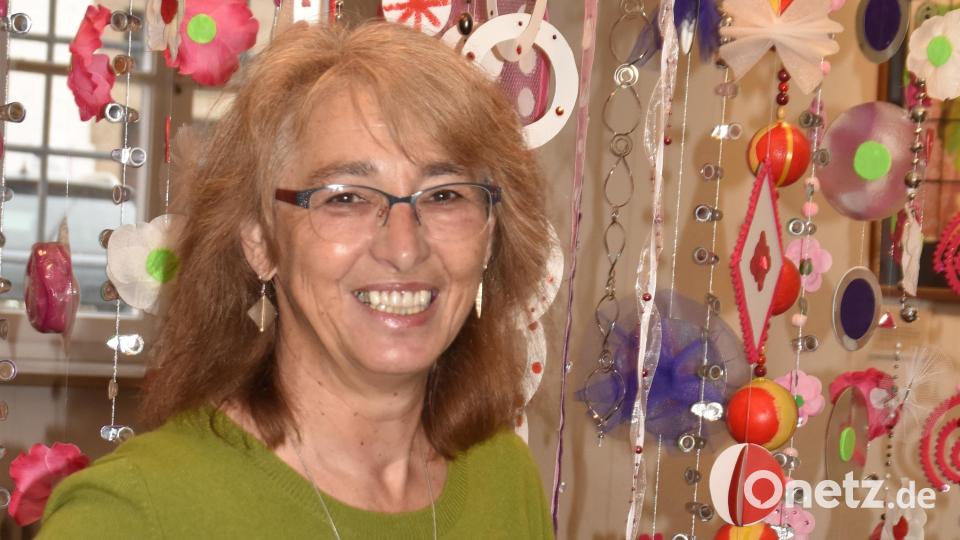 Regina Conrad vor ihrer Installation &quot;Sommer- Tagtraum&quot;. Bild: hcz
