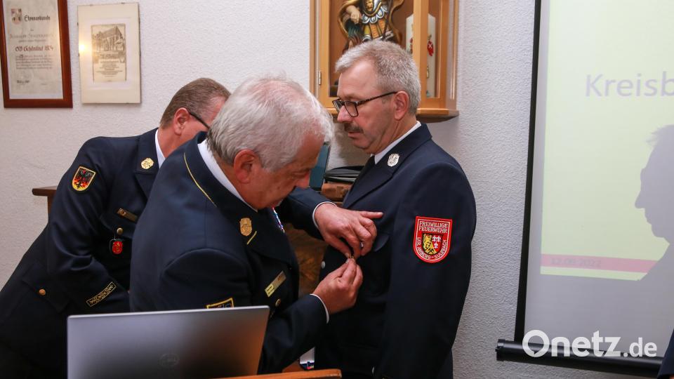 Kreisbrandmeister Thomas Wiesent wurde mit dem Ehrenkreuz in Silber des Kreisfeuerwehrverbandes Amberg-Sulzbach gewürdigt. Bild: egl