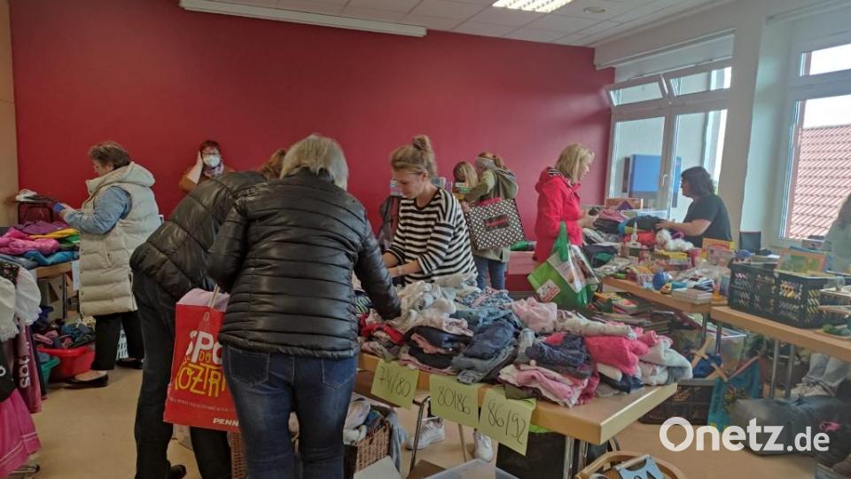 Die Verkaufstische sind im gesamten Vereinszentrum verteilt. Bild: hme