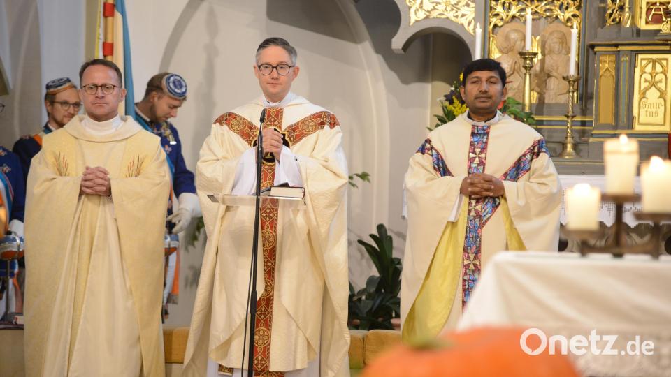 Dekan Alexander Hösl heißte Pfarrer Adam Karolczak und Pfarrvikar John Galli als neue Geistliche in der Seelsorgeeinheit Pleystein-Waidhaus willkommen. Bild: bey