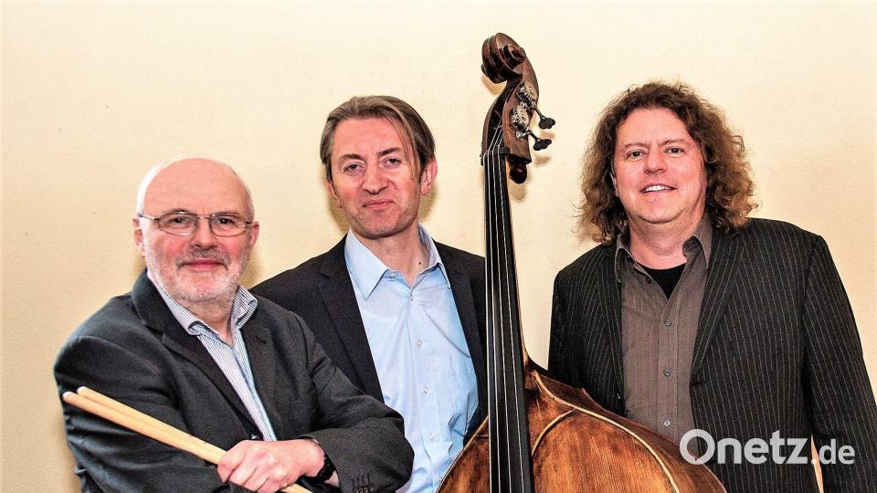 Das Frankfurt-Jazz-Trio mit Martin Sasse (Klavier), Martin Gjakonovski (Bass) und Thomas Cremer (Schlagzeug) Bild: Berthold Schinke/exb