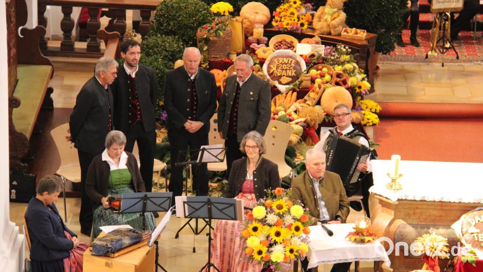 Ein Ohrenschmaus sind die &quot;Lamer Winkl Sänger&quot;, eine der bekanntesten Volksmusikgruppen aus dem Bayerischen Wald.. Bertram Erhardt (vorne rechts) hat nicht nur das Erntedanksingen organisiert, sondern wirkt auch als ausdruckstarker Sprecher mit. Bild: prh