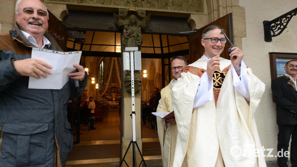 Siegfried Zeug, Kirchenverwaltung Waidhaus (links) hat Pfarrer Adam Karolczak symbolisch den Schlüssel für die Stasdtpfarrkirche St. Sigismund Pleystein übergeben. Bild: bey