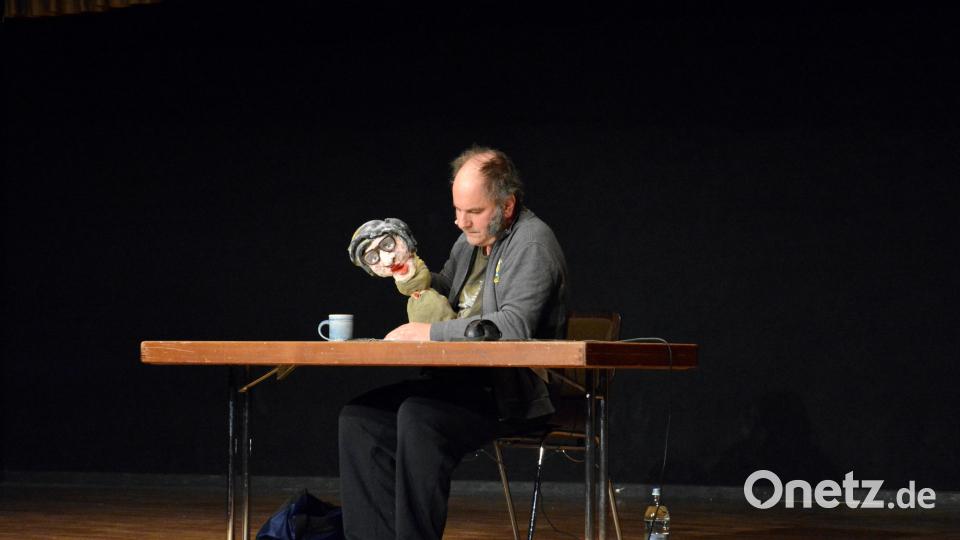 Die Handpuppe in Gestalt seiner Mutter hat Egersdörfer aus einem Sofapolster gemacht. Bild: knz