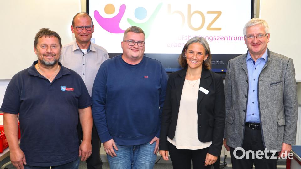 In ihren Ämtern wurden bei den Neuwahlen Bürgermeister Johannes Reger (rechts) als Vorsitzender, Karlheinz Rottmann (links) als Zweiter Vorsitzender ebenso bestätigt wie Schriftführer Hubert Wojtenek (Zweiter von links) und Kassier Markus Knodt (Dritter von links). Mit auf dem Bild die neue Schulleiterin des Berufsbildungszentrums, Beatrix Kempf. Bild: njn