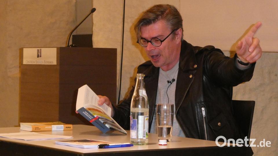 Schriftsteller Jaroslav Rudiš voller Leidenschaft bei der Lesung im CeBB Bild: eib