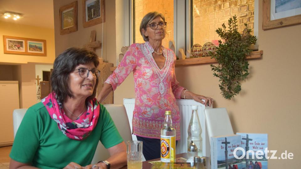 &quot;Bis ans Ende der Welt und weiter&quot; betitelt Doris Boesen (links) ihr Buch über die Reiseerlebnisse auf ihrer sechsjährigen Pilgerschaft bis nach Santiago de Compostela, Organisiert hat dieses Treffen Rosa Stauber (rechts) aus Hohenburg. Bild: bö