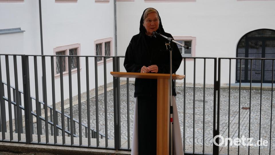 Äbtissin Laetitia Fech, die mit dem gesamten Konvent erschienen war, blieb es vorbehalten, den Werdegang und die Verdienste der Namensgeberin vorzutragen. Bild: hmr