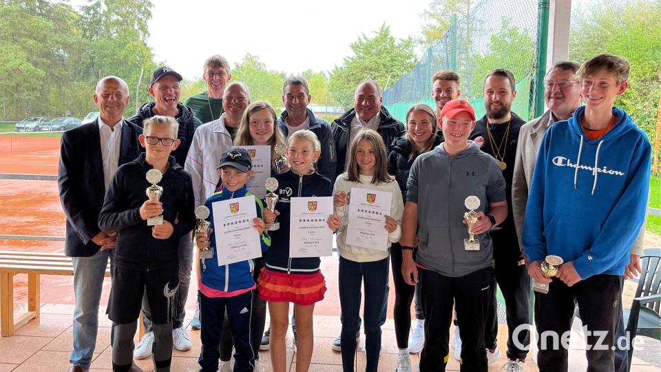 Die Sieger der 37. Landkreismeisterschaft im Tennis (vorne von links): Dima Sergeev, Paul Schopper, Ida Schopper, Leonie Suttner, Nico Aures und Maxim Sergeev. Mittlere Reihe von links: Günter Simmerl, Lea Schertl, Mira Stegmann und Hans-Martin Schertl. Hinten von links: Thomas Pröls, Michael Wagner, Christian Aures, Hans Hugo Klarner, Robert Graf, Bastian Freisinger und Philipp Schöttner. Bild: Oliver Stienen/exb